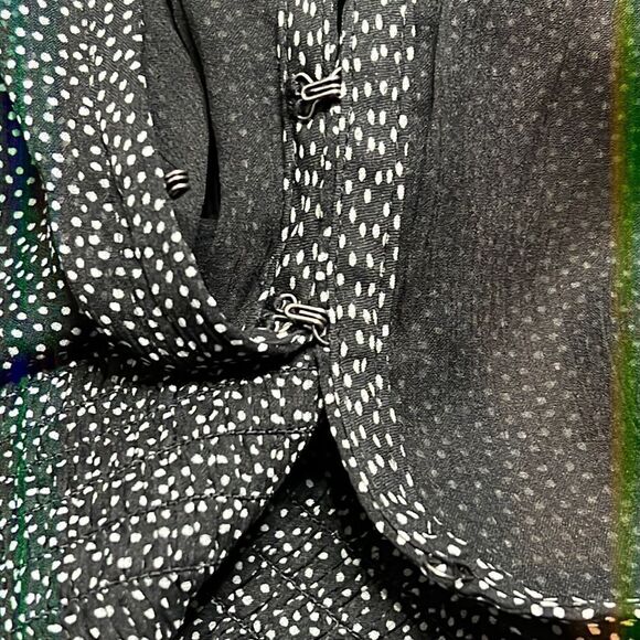 ABERCROMBIE & Fitch spotted chiffon romantic cropped pullover V-neck blouse. - Picture 4 of 8